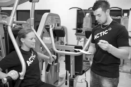 Därför ska du träna hos Actic Linköping - TornetSom en av Sveriges ledande gymkedjor har vi jobbat med träning i över 40 årVi har ett brett erbjudande av inspirerande träning på 110 gym och 50 bad från Luleå i norr till Malmö i söder.Hos oss träffar du vänlig och kunnig personal och gymmar i fräscha lokaler. Du kan träna gruppträning både inomhus och utomhus och självklart är du också välkommen att simma och bada hos oss!110 GYM ÖVER HELA SVERIGE50 BAD I DIREKT ANSLUTNING TILL VÅRA GYMINSPIRERANDE OCH EFFEKTIV GRUPPTRÄNINGONLINEPASS I ACTIC APPENVECKORS DIGITAL TRÄNINGSSTART MED COACHGENERÖSA ÖPPETTIDERSKRÄDDARSY DITT MEDLEMSKAPHitta ditt Actic gym nära digMed över 115 gym runt om i Sverige finns det många möjligheter till träning, ange namnet på det gym eller den stad som du vill träna på nedan så hittar du den information du behöver.Träna i gymmet, testa på gruppträningspass, simma i badet eller kontakta oss så kan vi hjälpa dig att hitta den träning som passar dig!GruppträningDet är roligare att träna tillsammans!För dig som gillar att träna i grupp med en peppande instruktör till inspirerande musik rekommenderar vi gruppträning.Mer än hälften av våra anläggningar erbjuder gruppträning!Boka passDu hittar aktuella scheman för alla gruppträningspass på Mina Sidor eller på ditt gym.Du bokar enkelt dina gruppträningspass i vår Actic app eller på Mina Sidor.Bokningsreglerna hittar du här.Träna på gym och få upp din styrka!Varför ska du träna styrketräning? Nedan får du några exempel på vilka fördelar du får genom att träna styrka på gym med oss:&nbsp;En starkare kropp avlastar kroppens leder.Skelettets hållfasthet förbättras och bentätheten ökar, något som motverkar risken att drabbas av benskörhet.Ämnesomsättningen ökar, vilket är bra om du vill gå ner eller hålla din vikt.Muskulära obalanser tränas bort och ger en bättre hållning.Du kommer att få en bättre hållning vid stärkande av core.Du kommer lättare kunna lyfta dina barn eller barnbarn, bära hem kassarna från mataffären&nbsp; och förhoppningsvis även känna dig starkare!Träna styrka med säker och effektiv träningHos oss på Actic hittar du alltid instruktörer ute i lokalen som ger råd och tips kring hur du kan träna styrketräning på gym.Vi visar hur övningar kan genomföras för att undvika skador och berättar hur du kan undvika vanliga fel i din träning – allt för att du ska få ut maximalt av din träning, nå dina mål och bygga muskler.Lycka till med din styrketräning!30 minuter räcker!På Actic tränar vi enligt träningsmetoden HIT (högintensitetsträning), vilket innebär att du på endast 30 minuter ger din kropp tillräcklig träning för att utvecklas.Genom att träna på gym och köra ett set med 8-12 repetitioner i varje maskin med mycket kort vila mellan maskinerna hinner du träna hela kroppen på endast 30 minuter.Vår rekommendation är 2-3 träningspass på gymmet i veckan.Då hinner du både stimulera muskeltillväxten och få tid till återhämtning mellan passen.